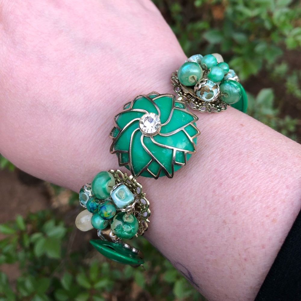 “Grasshopper” 💚 Gorgeous green bracelet from upcycled earrings! 💚 - Picture 4 of 5